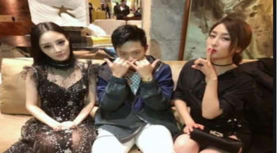 关注娱乐圈吃瓜群众的微博,最新爆料揭秘！